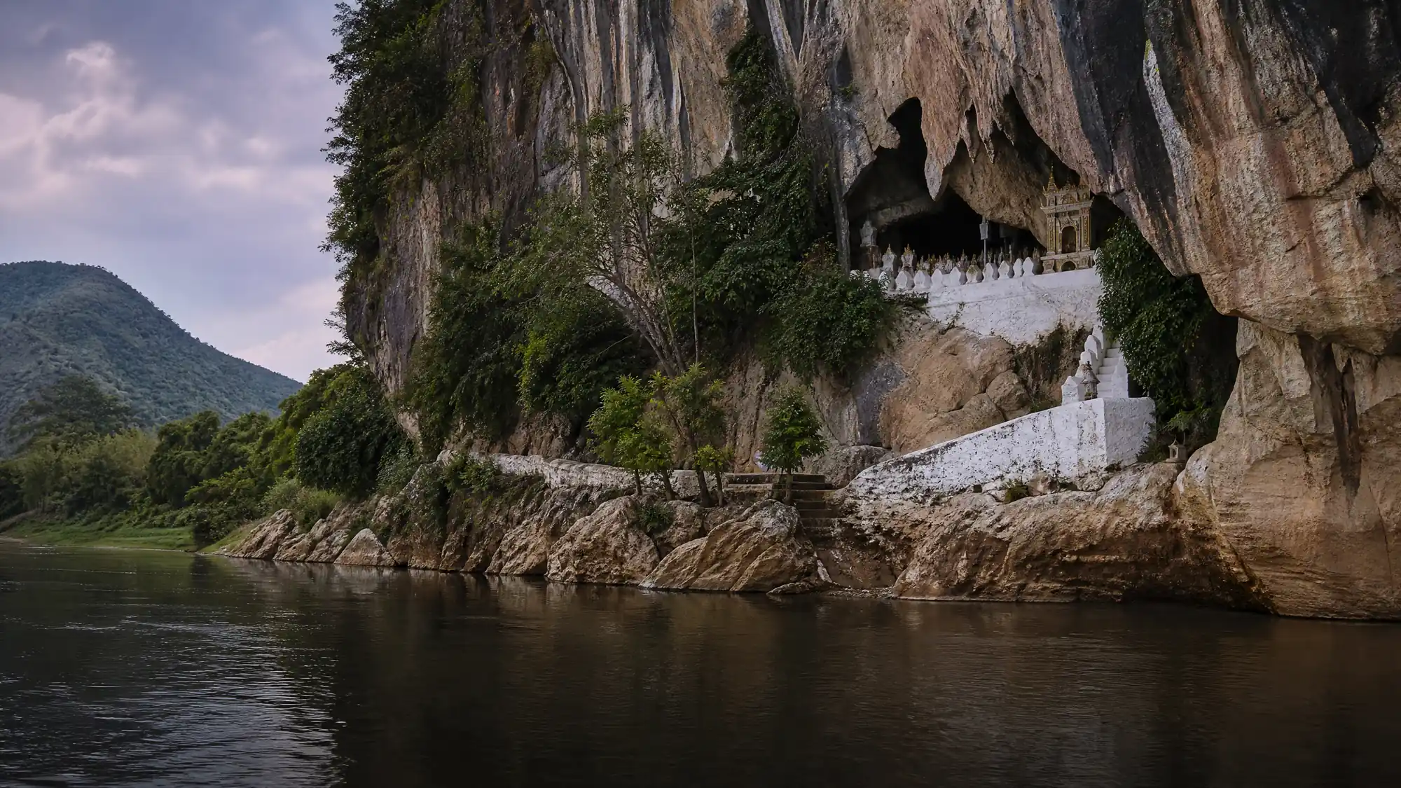 Zwei verehrte buddhistische Schreine in Kalksteinfelsen am Zusammenfluss von Mekong und Nam Ou beherbergen über 4.000 jahrhundertealte Buddha-Statuen.